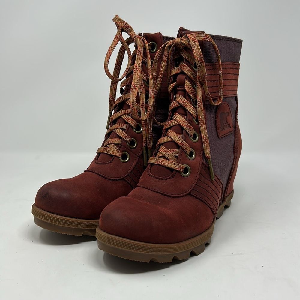60. Women’s‎ Sorel Burgundy Lace-Up Boots (8)